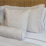 
                    
                      Almohadas beige con patrón quilted en cama con sábanas blancas-beige
                    
                  