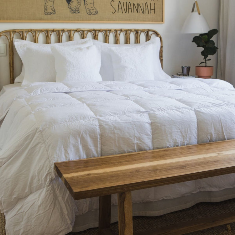 Cama con edredón blanco sintético y almohadas decorativas-blanco