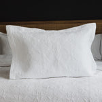 
                    
                      Funda de almohada blanca Amalfi con textura acolchada sobre cama-blanco
                    
                  