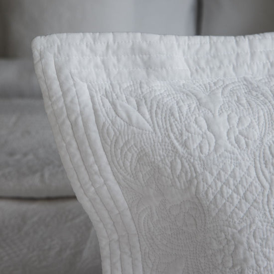 Funda de almohada blanca Amalfi con patrón quilted decorativo-blanco