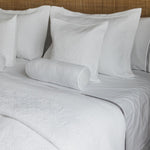 
                    
                      Almohada blanca textured Amalfi sobre cama decorada-blanco
                    
                  
