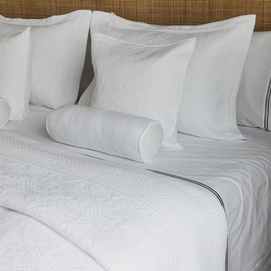 Almohada blanca textured Amalfi sobre cama decorada-blanco