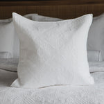 
                    
                      Funda de almohada blanca Amalfi con textura acolchada sobre cama-blanco
                    
                  