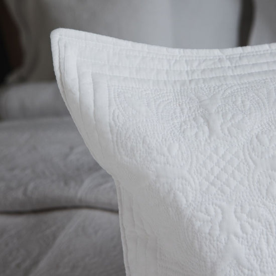 Funda de almohada blanca Amalfi con textura de damasco elegante-blanco