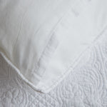 
                    
                      Funda de almohada blanca Amalfi con textura acolchada y costura visible-blanco
                    
                  
