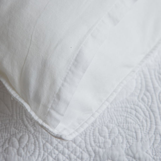 Funda de almohada blanca Amalfi con textura acolchada y costura visible-blanco