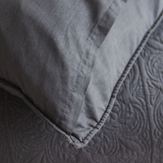 Funda de almohadón gris Amalfi con textura y costura visible-gris