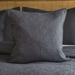 
                    
                      Funda de almohada gris con patrón damasco quilted para decoración-gris
                    
                  