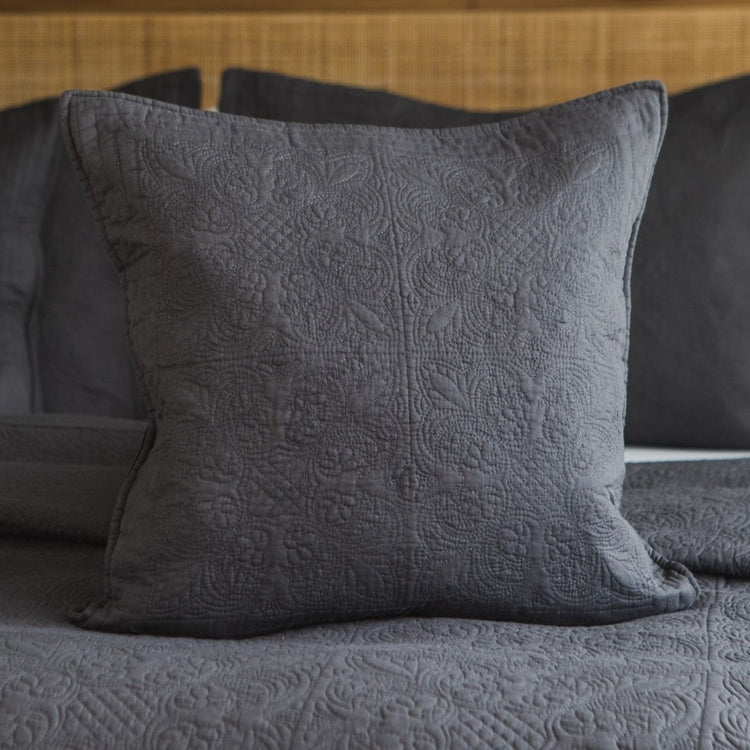 Funda de almohada gris con patrón damasco quilted para decoración-gris