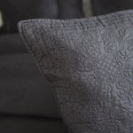 
                    
                      Funda de almohada gris Amalfi con patrón decorativo quilted texturizado-gris
                    
                  