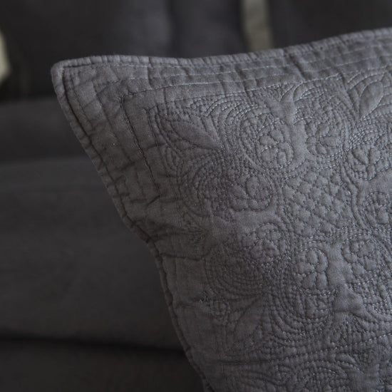 Funda de almohada gris Amalfi con patrón decorativo quilted texturizado-gris