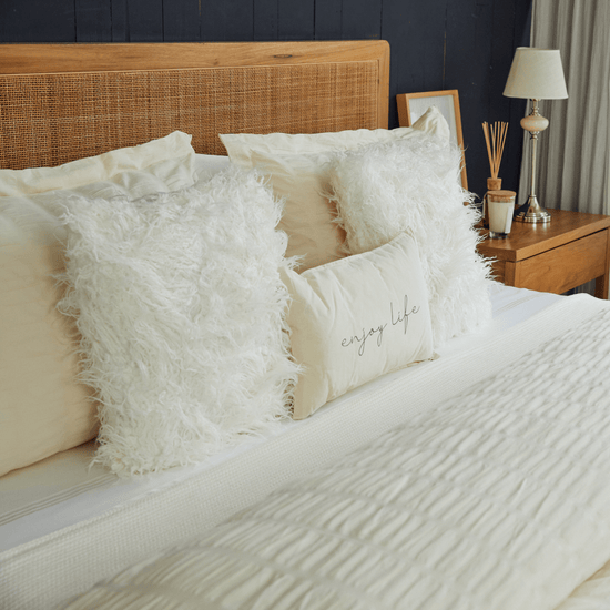 Cama con manta blanca Mykonos y almohadas decorativas texturizadas-blanco