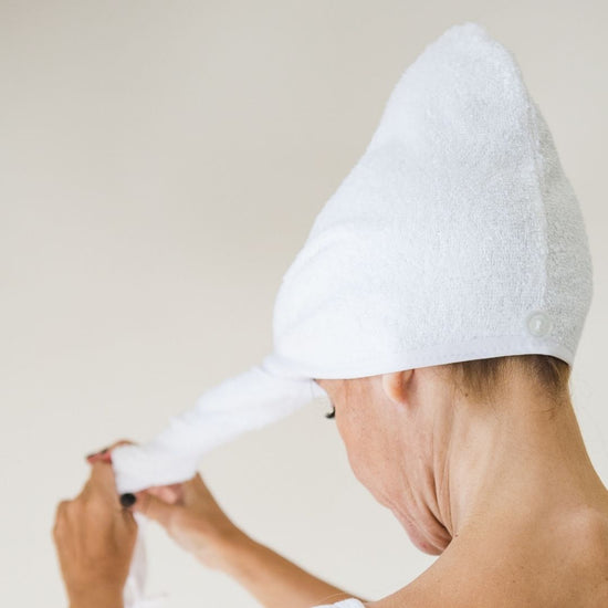 Persona con turbante blanco de toalla en la cabeza-blanco