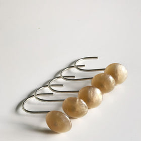 Cinco ganchos de cortina metálicos con bolas de resina perlada natural-natural