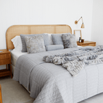 
                    
                      Cubrecama gris claro Vigo en cama con cabecera de ratán y almohadas-gris claro
                    
                  