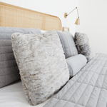 
                    
                      Cubrecama gris claro Vigo con almohadas decorativas blancas y grises-gris claro
                    
                  