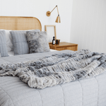 
                    
                      Cubrecama Vigo gris claro sobre cama con almohadas y mesita de noche-gris claro
                    
                  