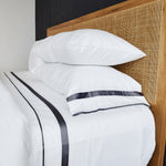 
                    
                      Cama con sábanas blancas, almohadas y aplicación de hilos negros-negro
                    
                  