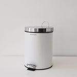 
                    
                      Cesto blanco con pedal para baño de cinco litros marca Concepto Deco-blanco
                    
                  