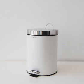 Cesto blanco con pedal para baño de cinco litros marca Concepto Deco-blanco