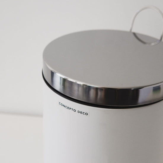 Cesto blanco con tapa cromada y pedal para baño cinco litros-blanco