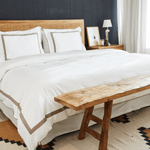 
                    
                      Almohada decorativa blanca con aplique beige en cama elegante-beige
                    
                  