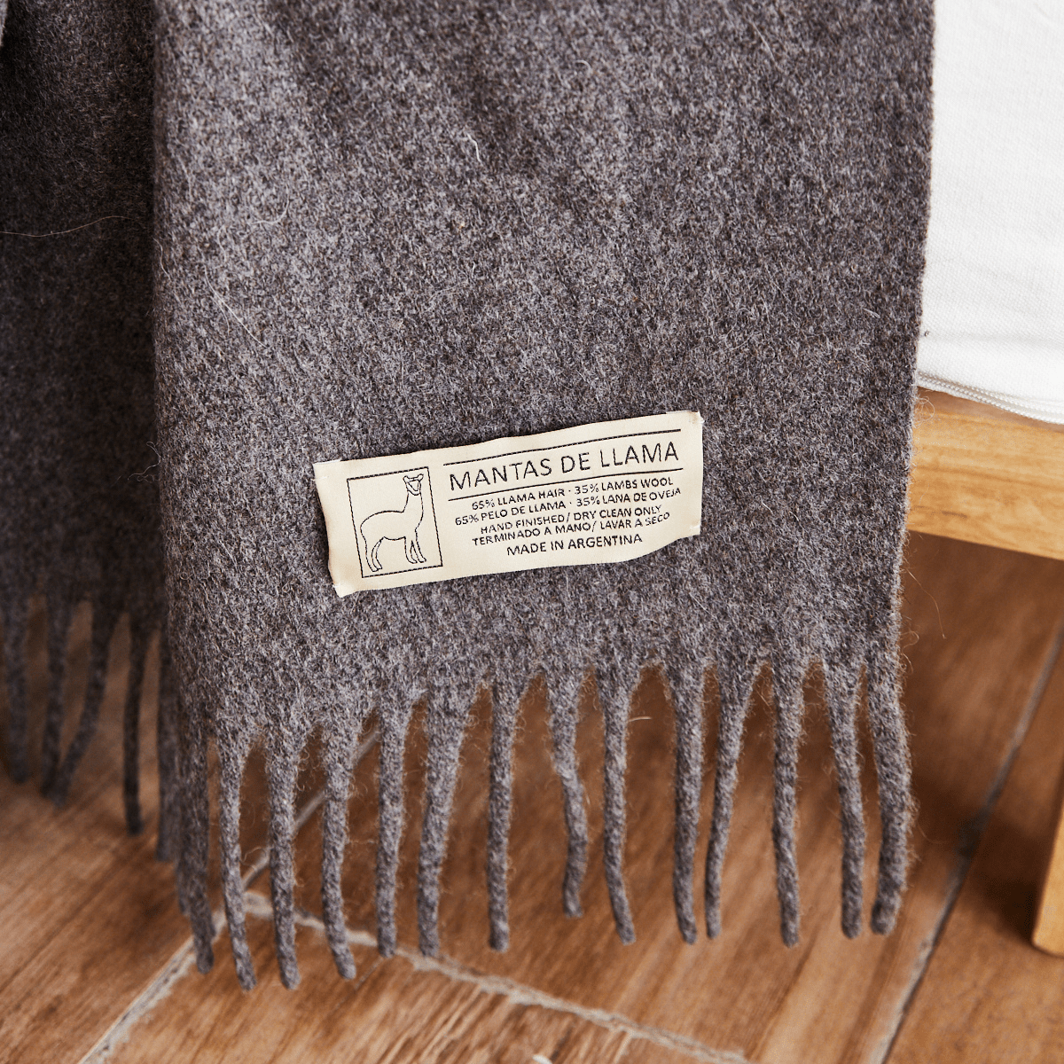 Manta de llama gris con etiqueta de composición y flecos-gris
