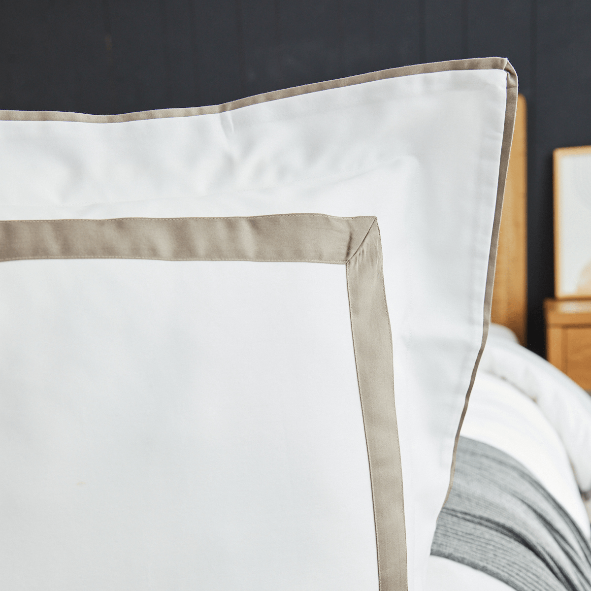 Almohada decorativa blanca con ribete beige doble en esquina-beige