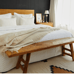 
                    
                      Dormitorio moderno con cama de madera, ropa blanca y almohadas decorativas-blanco
                    
                  