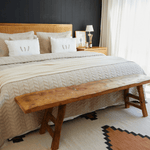 
                    
                      Dormitorio elegante con cama de madera y ropa de cama beige-beige
                    
                  