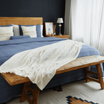 
                    
                      Dormitorio moderno con cama azul y almohadas blancas coordinadas-azul
                    
                  