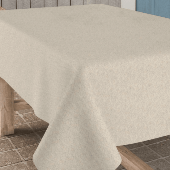 Mantel beige claro sobre mesa rectangular de madera-