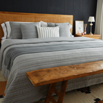 
                    
                      Cubrecama gris Pamplona en cama con cabecero de madera-gris
                    
                  