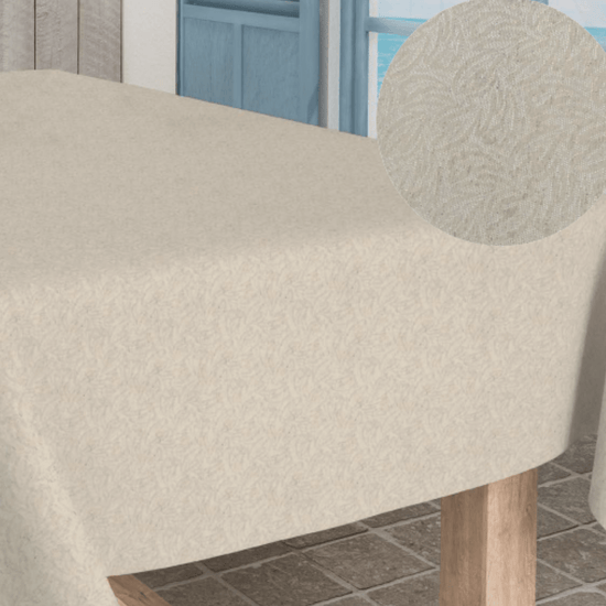Mantel beige claro sobre mesa de madera en sala moderna-