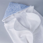 
                    
                      Toalla blanca con capucha y estrellas celestes doblada-celeste
                    
                  