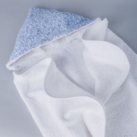 Toalla blanca con capucha y estrellas celestes doblada-celeste