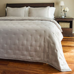 
                    
                      Cama con edredón blanco acolchado y almohadas decorativas-natural
                    
                  
