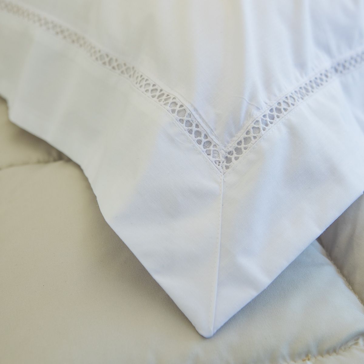 Dos almohadas blancas con encaje decorativo vainilla-vainilla