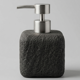 Dispensador de jabón con base de piedra gris y bomba metal-