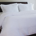 
                    
                      Cama con funda edredón ondas blanco y almohadas blancas-blanco
                    
                  