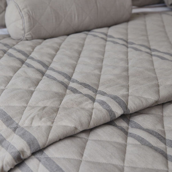 Cubrecama acolchado Edimburgo 2 con rayas grises y blancas-beige