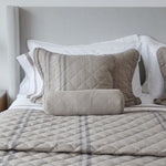 
                    
                      Almohadas decorativas beige con funda acolchada en cama-
                    
                  
