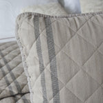 
                    
                      Funda de almohada beige con rayas grises y costuras decorativas-
                    
                  