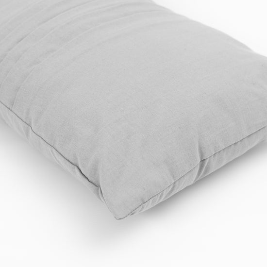 Almohada rectangular gris claro con funda de tela lisa-gris claro