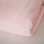 
                    
                      Detalle de textura de frazada polar rosa suave y esponjosa-rosa
                    
                  
