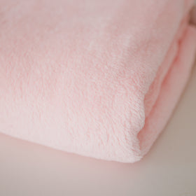 Detalle de textura de frazada polar rosa suave y esponjosa-rosa