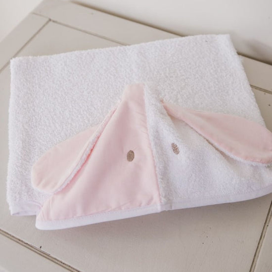Toalla blanca con capucha para bebé con diseño de perro rosa-