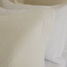 Funda de almohada blanca con textura tejida en patrón diagonal-natural