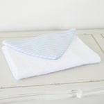 
                    
                      Toalla blanca con capucha y rayas azul celeste para bebé-celeste
                    
                  