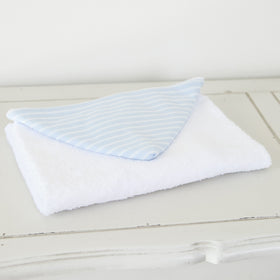 Toalla blanca con capucha y rayas azul celeste para bebé-celeste